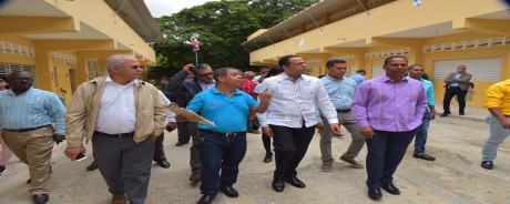  imagen Ministro de educación Antonio Peña Mirabal durante recorrido 