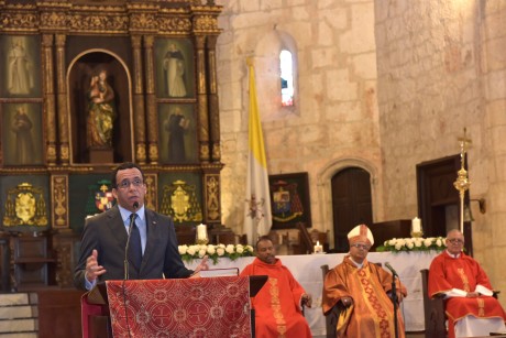  imagen Ministro Andrés Navarro en podium en la Catedral Primada de América, expone discurso. 