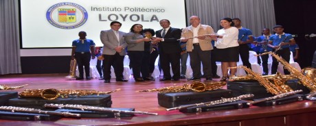  imagen Ministro Peña Mirabal durante la entrega de los instrumentos musicales.  