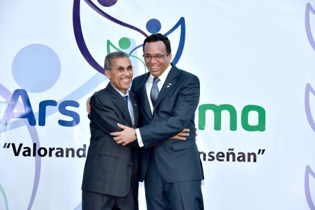  imagen Ministro Andrés Navarro y Doctor Enriquillo Matos, director del SEMMA se dan abrazo fraternal en lanzamiento de la Nueva imagen del SEMMA. 