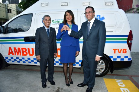  imagen Ministro Andrés Navarro junto a director del SEMMA, Enriquillo Matos entregan dos ambulancias para la mejora de los servicios de maestros. 