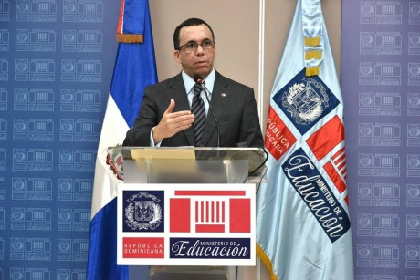  imagen Ministro Andrés Navarro desde podium habla hacia los medios de comunicación en rueda de prensa 