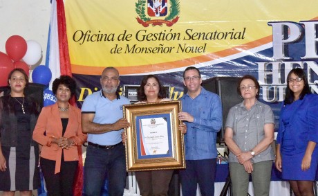  imagen Ministro Andrés Navarro desde tarima junto a Senador Felix Nova entregando reconocimientos a estudiantes y docentes de Monseñor Nouel 