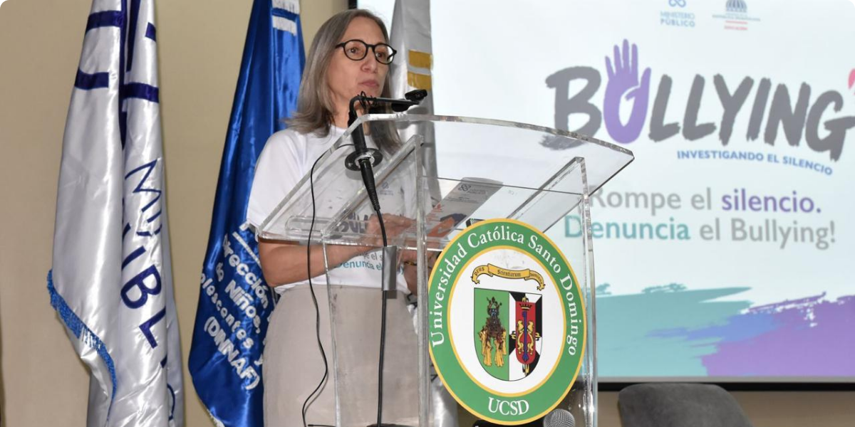  imagen La viceministra de Asuntos T&eacute;cnicos y Pedag&oacute;gicos del MINERD, Ancell Scheker junto a colaboradores de la Procuradur&iacute;a General de la Rep&uacute;blica (PGR) 
