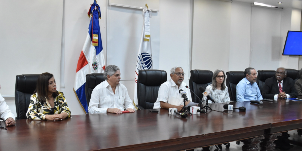  imagen Ministro de Educación sentado en el salón Ercilia Pepin junto a demás entidades del MINERD  