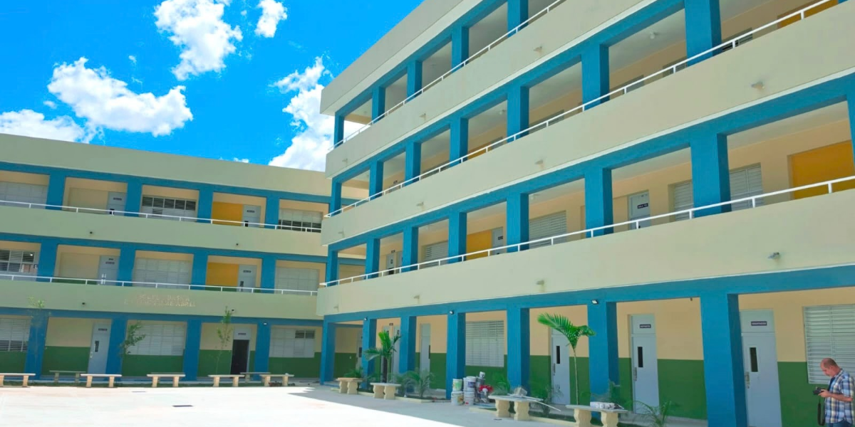 imagen Instalaciones del Complejo Educativo y Deportivo Pedro Mart&iacute;nez. 