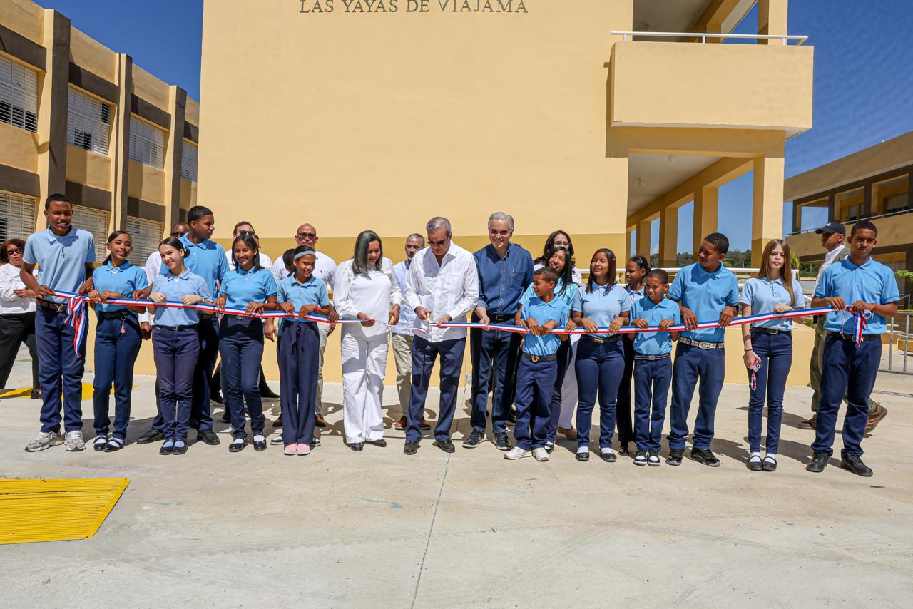  imagen Presidente Luis Abinader, ministro De Camps junto a otras autoridades y estudiantes, corta cinta en acto de inauguraci&oacute;n. 