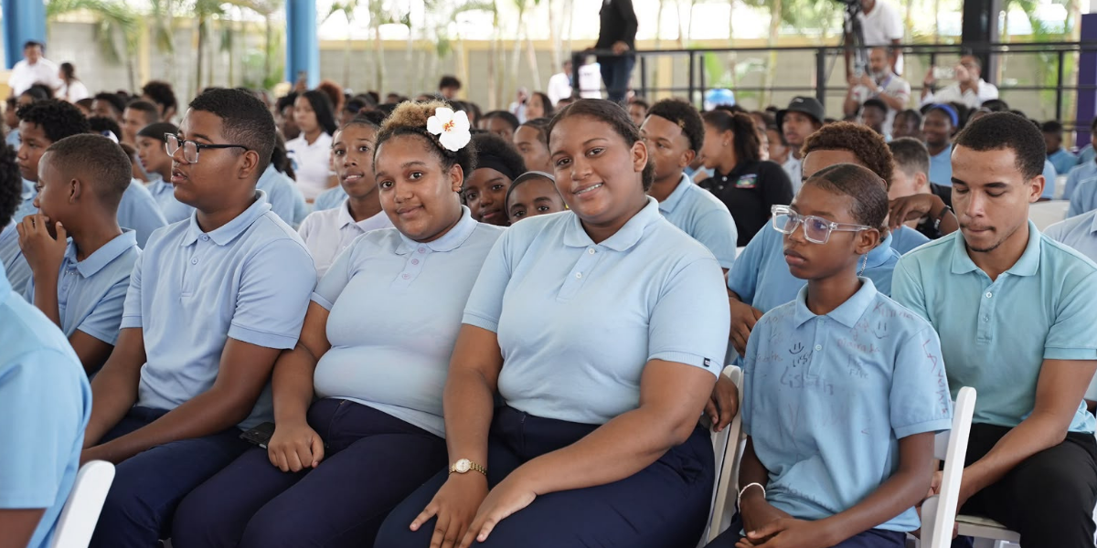 imagen Ministro de Educaci&oacute;n, Luis Miguel De Camps corta cinta que deja formalmente inaugurado la Escuela B&aacute;sica F&eacute;lix Sosa y el techado del Liceo Luis Emilio Vanderhorst 
