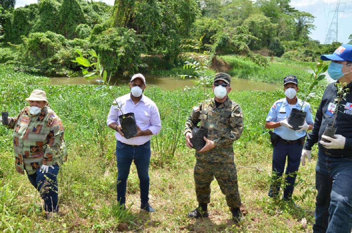  imagen La actividad fue encabezada por el director ejecutivo de la Unidad T&eacute;cnica Ejecutora de los Proyectos de Desarrollo Agroforestal, mayor general Rafael Emilio de Luna Pichirilo, quien destac&oacute; la importancia de plantar &aacute;rboles y todos los beneficios que aportan a la naturaleza. En representaci&oacute;n del ministro Pe&ntilde;a Mirabal estuvieron Ronald Santana, director Regional 10 y Diego Pesqueira, director de Comunicaciones del MINERD.&nbsp;
&nbsp; 