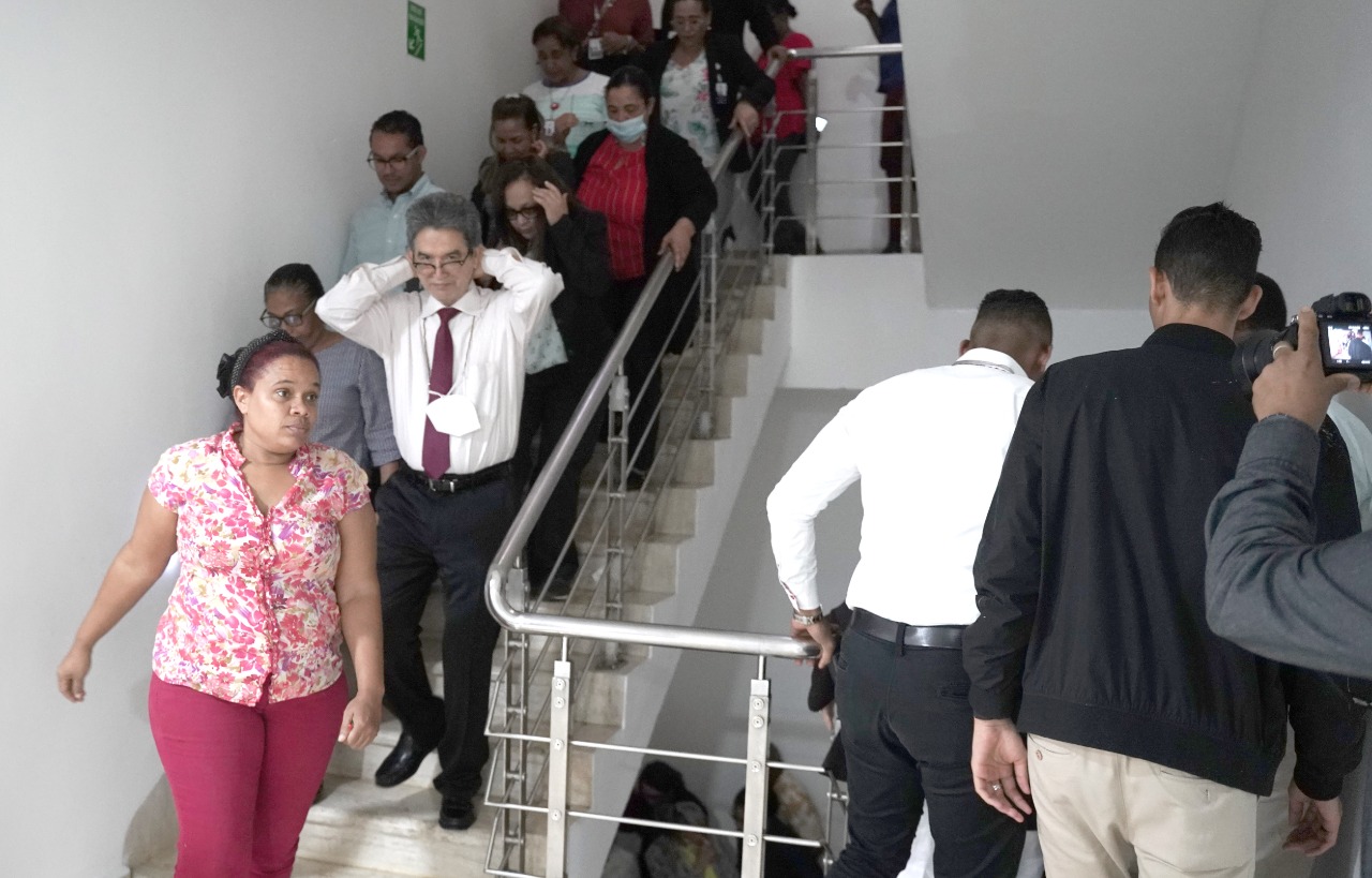  imagen Grupo de colaboradores bajando en hilera, por las escaleras, durante el simulacro. 