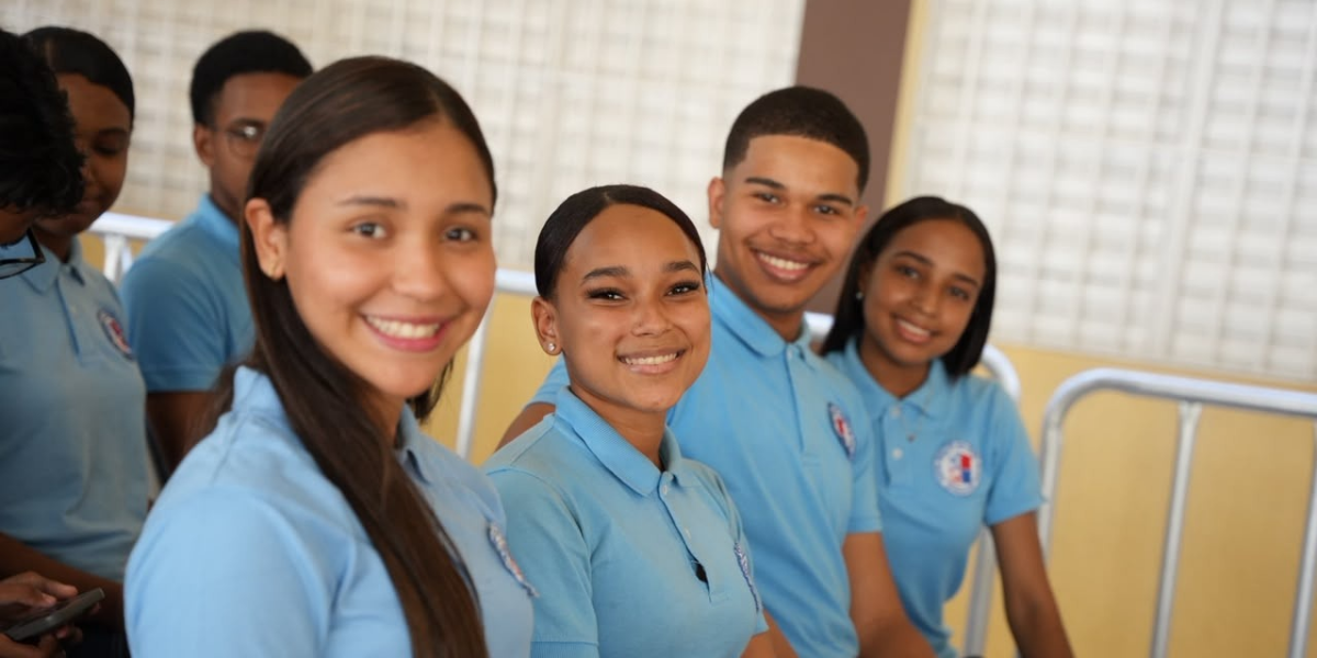  imagen Estudiantes y residentes de Los Mina, Santo Domingo Este, felices por la ampliaci&oacute;n y el remozamiento del Polit&eacute;cnico San Vicente de Pa&uacute;l. 