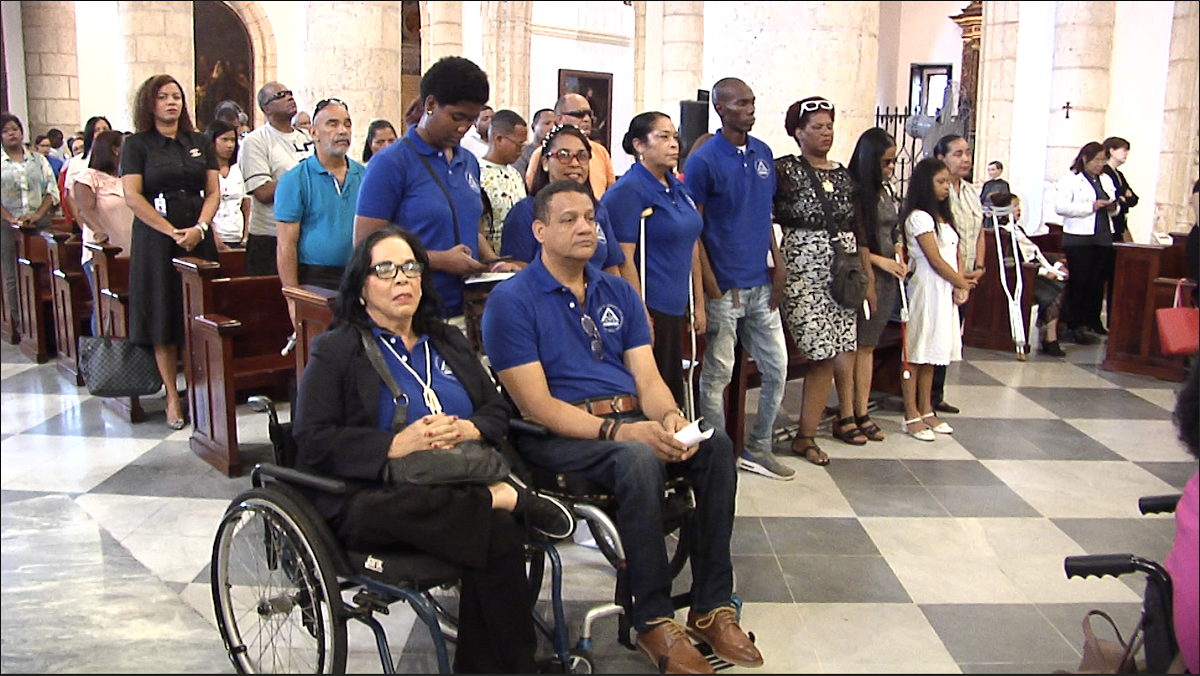  imagen En la misa estuvieron presentes viceministros y directores del MINERD, así como estudiantes de centros educativos públicos y privados y personas adultas con alguna discapacidad.
  