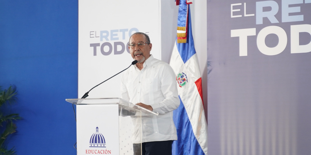  imagen Estudiantes, docentes y comunitarios de Sabana Perdida, en Santo Domingo Norte, en el nuevo techado deportivo del Instituto Polit&eacute;cnico El Ave Mar&iacute;a 