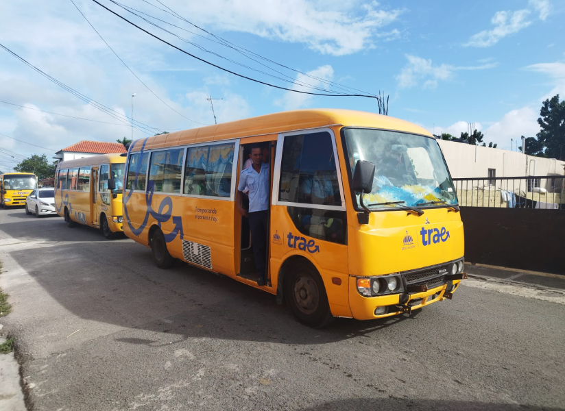  imagen Trae llega a Hato Mayor. Autobuses que ofrecerán servicio para transportar desde y hacia las escuelas a los estudiantes de la provincia. 