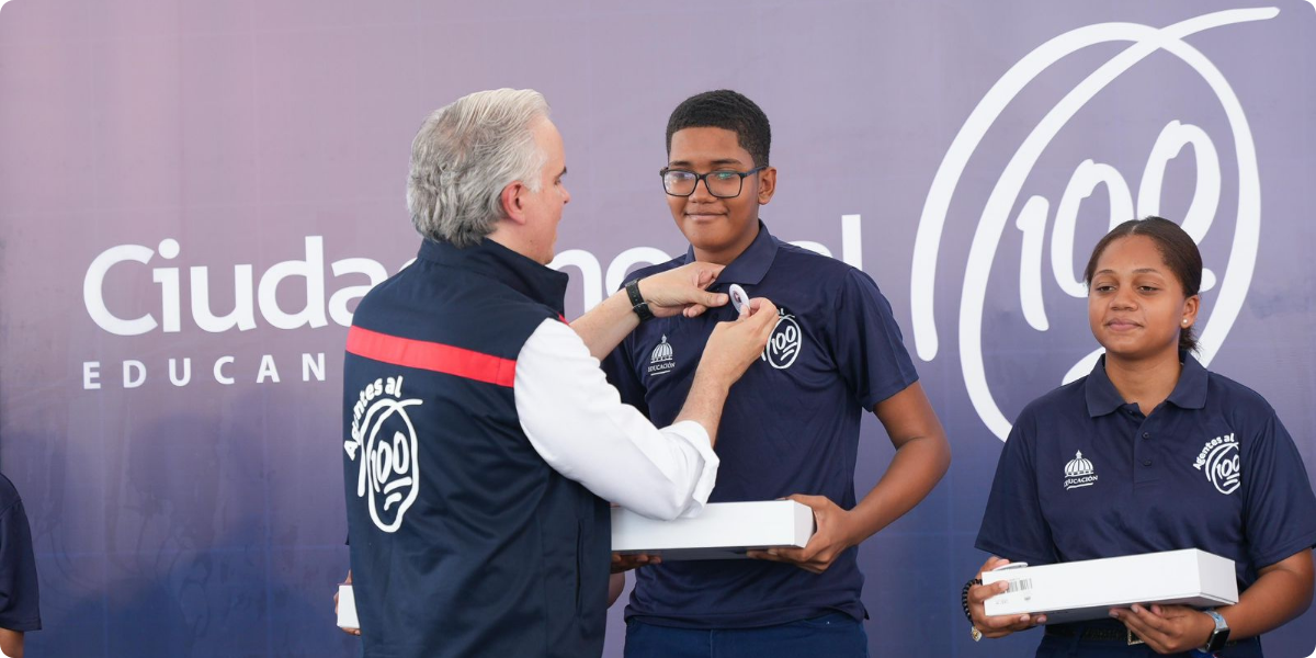  imagen Ministro Luis Miguel De Camps, con estudiantes del voluntariado Agentes al 100 