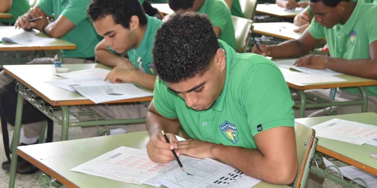  imagen J&oacute;venes en aula durante evaluaci&oacute;n. 