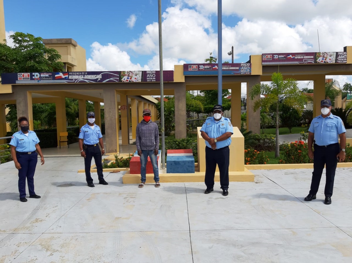  imagen El director de la Regional 17-Monte Plata, profesor Jes&uacute;s Manuel Soriano, encabez&oacute; un recorrido de supervisi&oacute;n por distintos centros educativos, con el objetivo de verificar la efectividad de los servicios preventivos implementados para proteger los bienes de la comunidad educativa.&nbsp; 