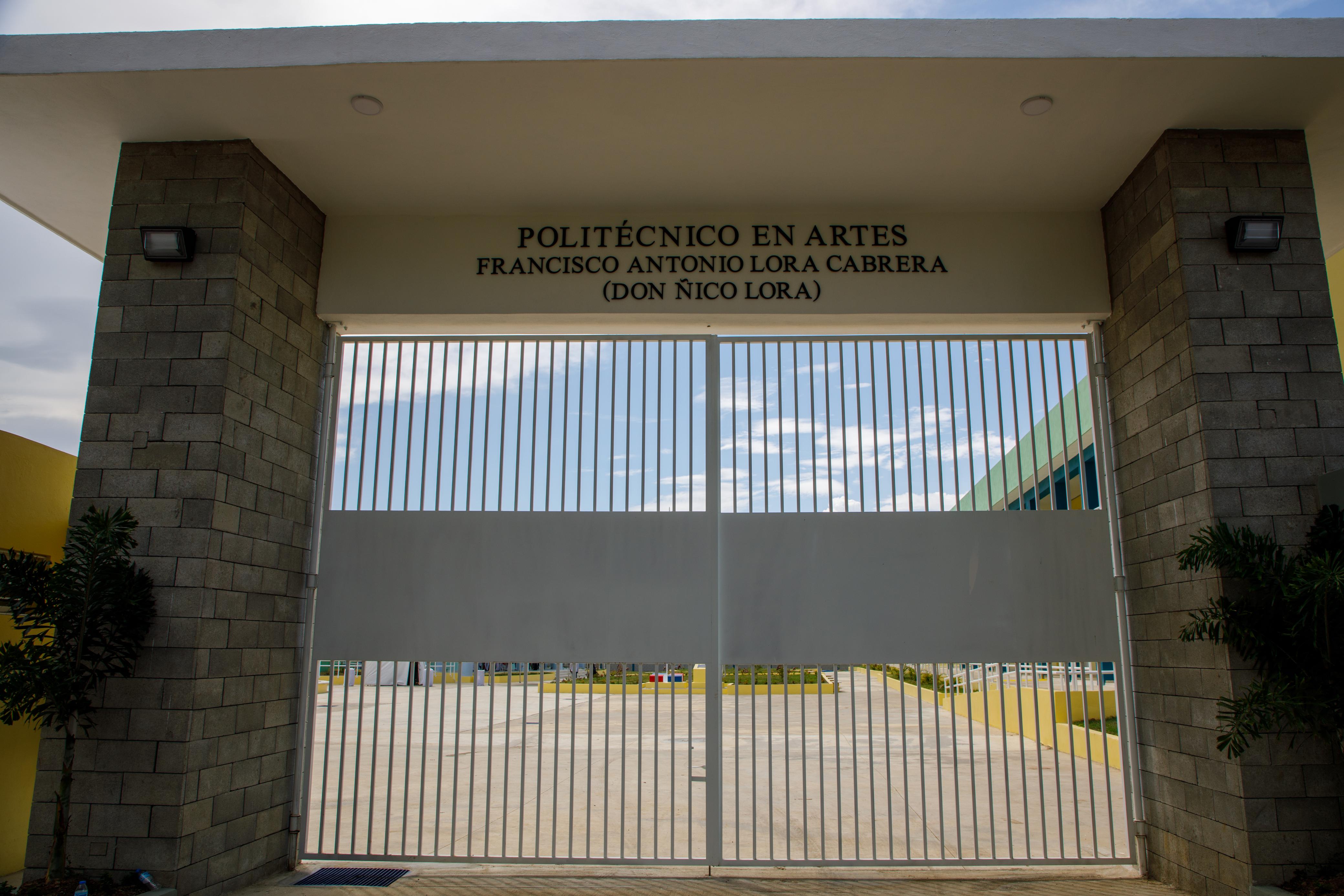  imagen El presidente Luis Abinader junto al ministro de Educaci&oacute;n, Luis Miguel De Camps inauguran escuela en Navarrete 