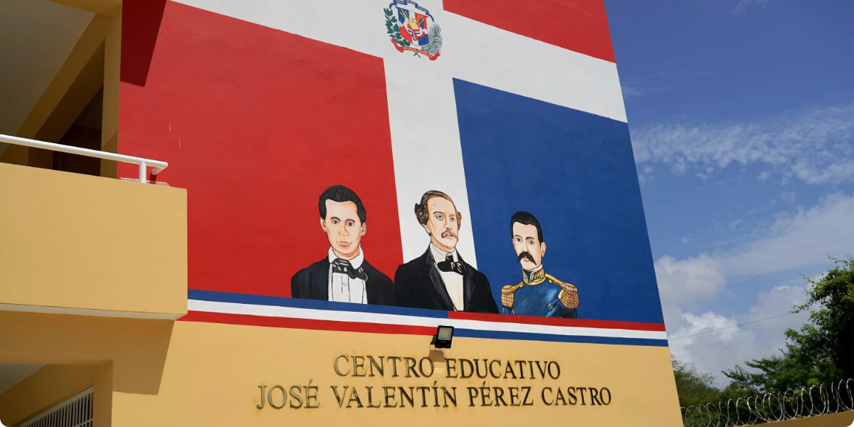  imagen Presidente Luis Abinader corta cinta que deja oficialmenre inaugurada la Escuela B&aacute;sica Jos&eacute; Valent&iacute;n P&eacute;rez Castro, en La Noriega, Santiago 