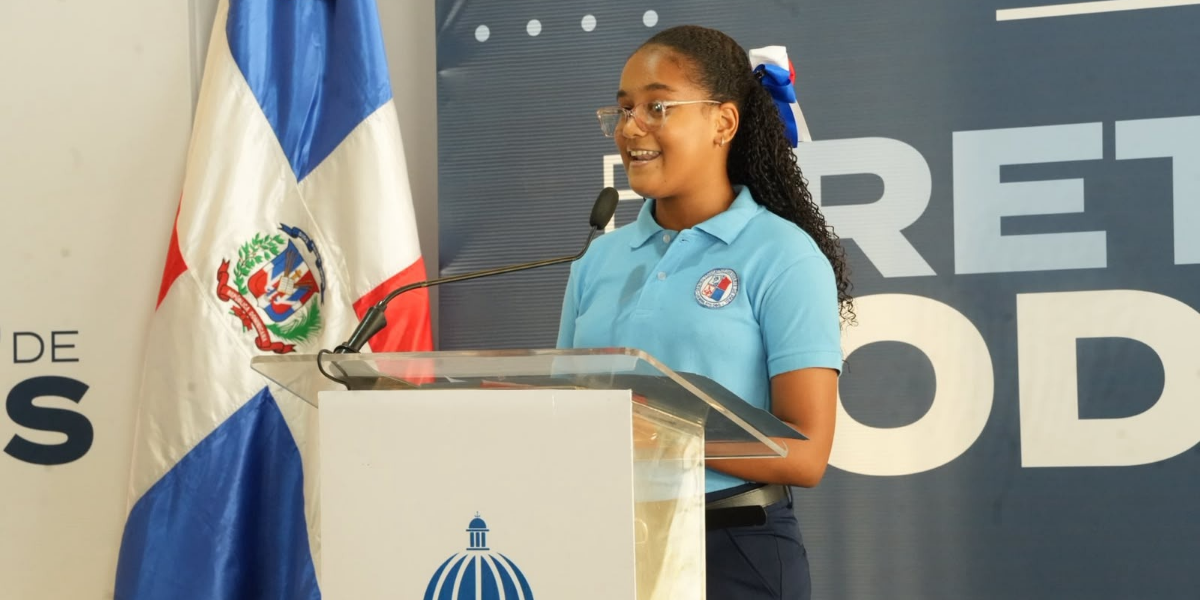  imagen Estudiantes y residentes de Los Mina, Santo Domingo Este, felices por la ampliaci&oacute;n y el remozamiento del Polit&eacute;cnico San Vicente de Pa&uacute;l. 