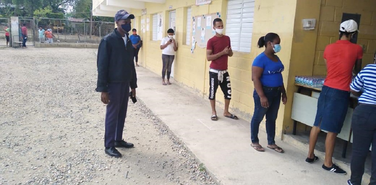  imagen El proceso de entrega estuvo encabezado por la directora del distrito educativo, Magnolia Carrasco Feliz, junto a los t&eacute;cnicos distritales del INABIE, Elizabeth Encarnaci&oacute;n y Cristino P&eacute;rez, miembros de la Polic&iacute;a Escolar, adem&aacute;s de directores de centros educativos, el personal administrativo y las Asociaciones de Padres, Madres y Amigos de la Escuela (APMAES).
&nbsp; 