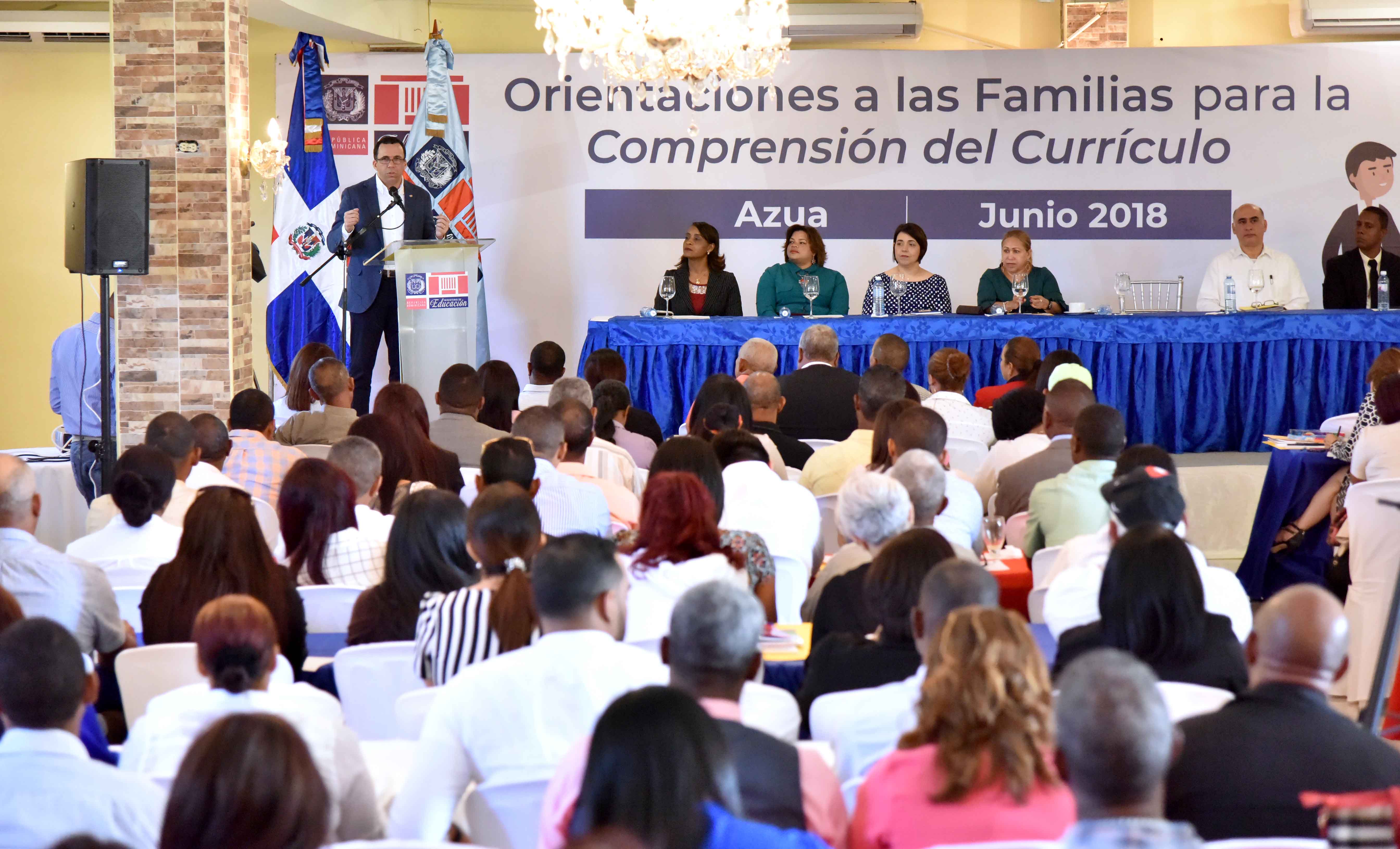  imagen Ministro Andrés Navarro desde podium se dirige a las familias de la comunidad educativa de Azua. 