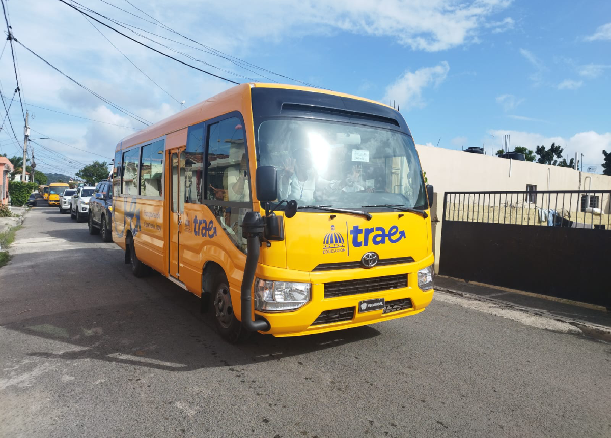  imagen Trae llega a Hato Mayor. Autobuses que ofrecerán servicio para transportar desde y hacia las escuelas a los estudiantes de la provincia. 