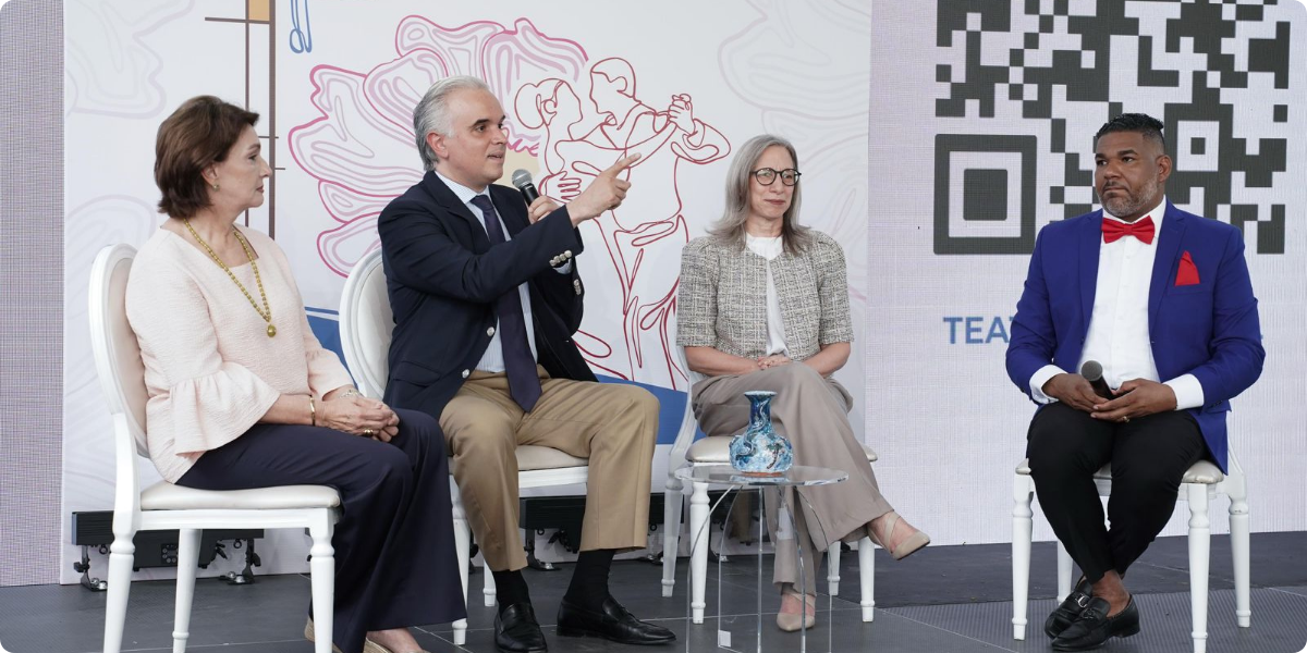  imagen Ministro de Educaci&oacute;n, Luis Miguel De Camps junto a Cecilia Garc&iacute;a, Ancell Scheker y Gerson Navarro 