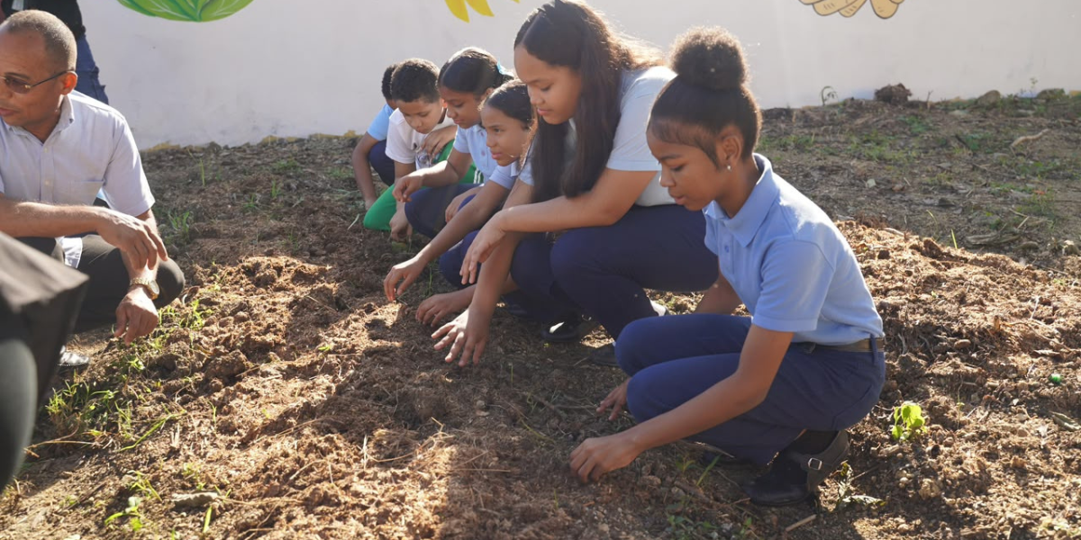  imagen Estudiantes participando en el Reconocimiento de Buenas Pr&aacute;cticas en Huertos Escolares 2026-2027 