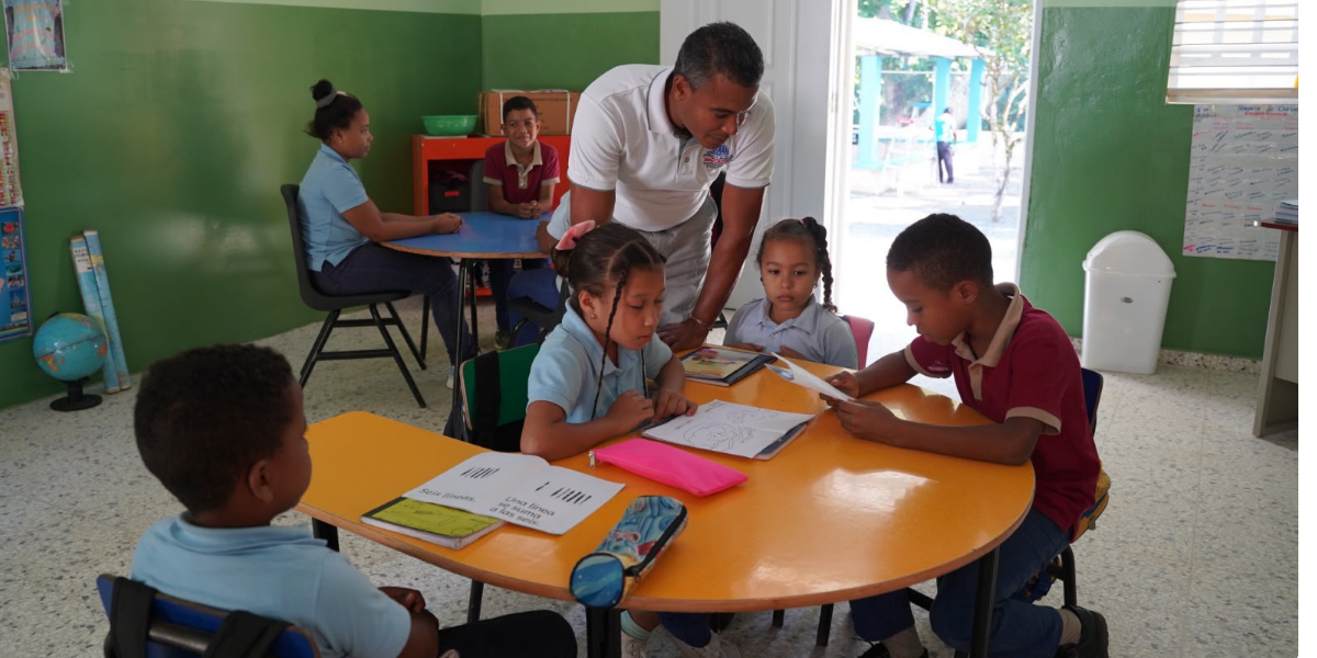  imagen Fotos de maestros en el aula con estudiantes 