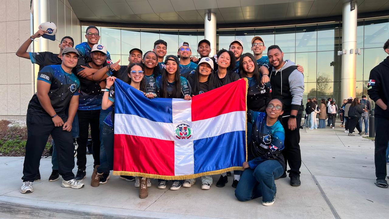  imagen Grupo de estudiantes sonrien y muestran bandera dominicana. 