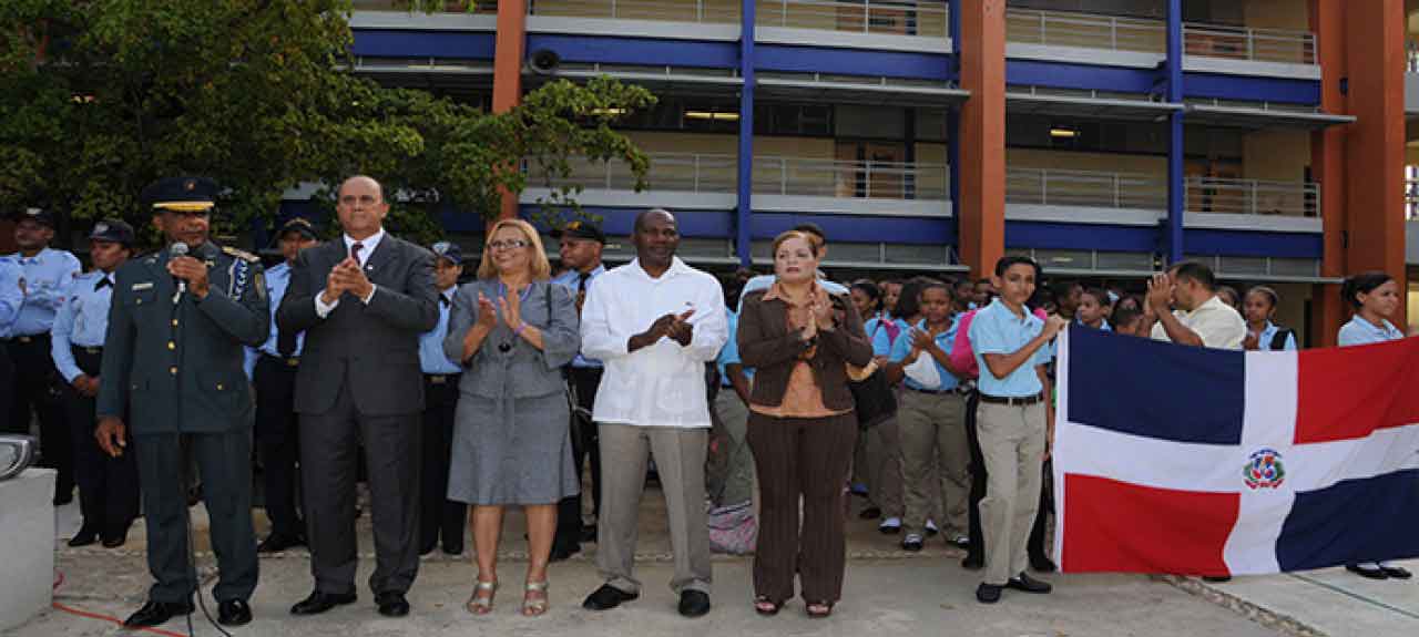  imagen Ministerio de Educación realiza acto de izamiento en el centro de Excelencia República de Colombia 