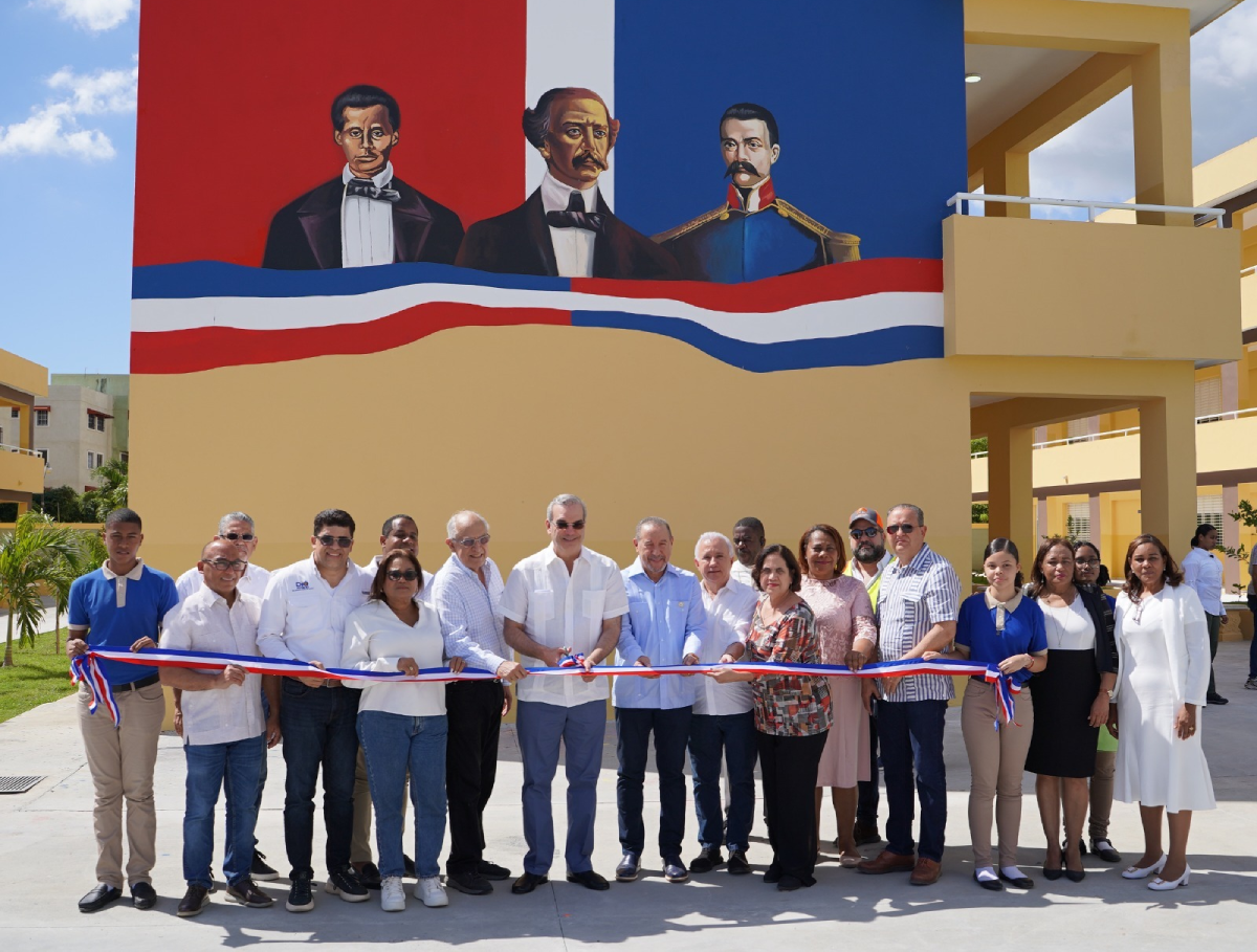  imagen Presidente Luis Abinader inaugura politécnico Evangelina Santos de Bergés en ciudad Juan Bosh 