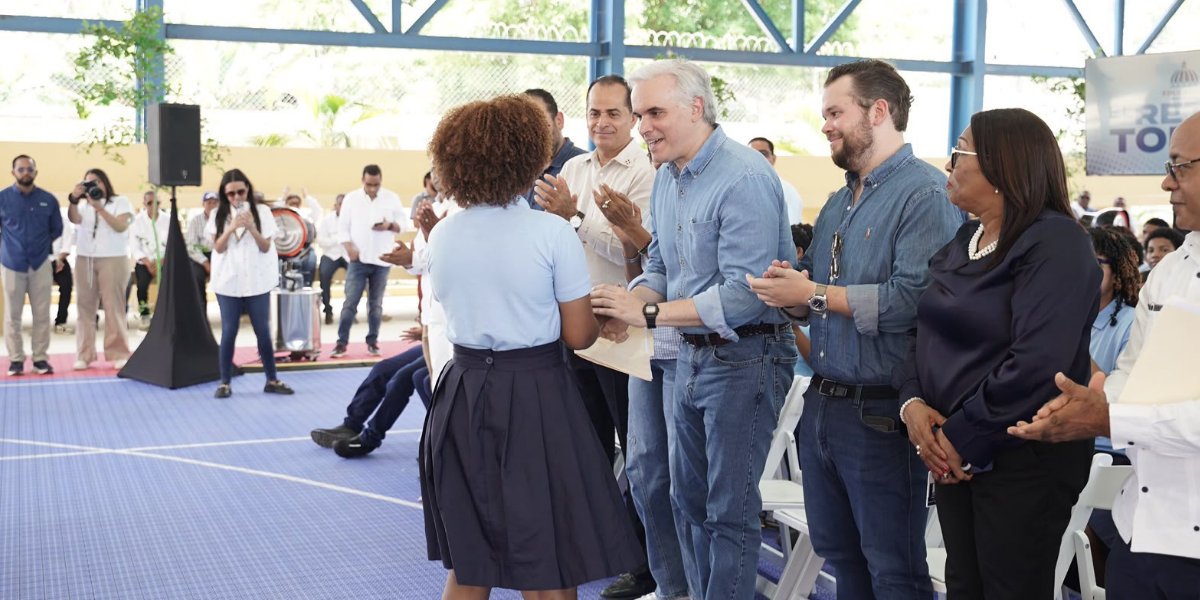  imagen Ministro de Educaci&oacute;n, Luis Miguel De Camps corta cinta que deja formalmente inaugurado la Escuela B&aacute;sica F&eacute;lix Sosa y el techado del Liceo Luis Emilio Vanderhorst 