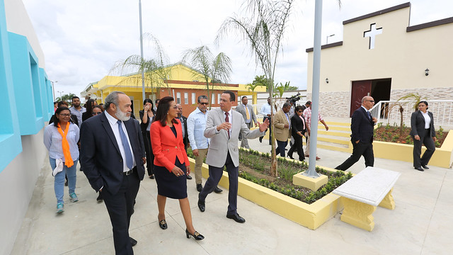  imagen Primera Dama, Candida Montilla De Medina junto al Ministro Antonio Peña Mirabal y autoridades educativas recorren centro educativo 