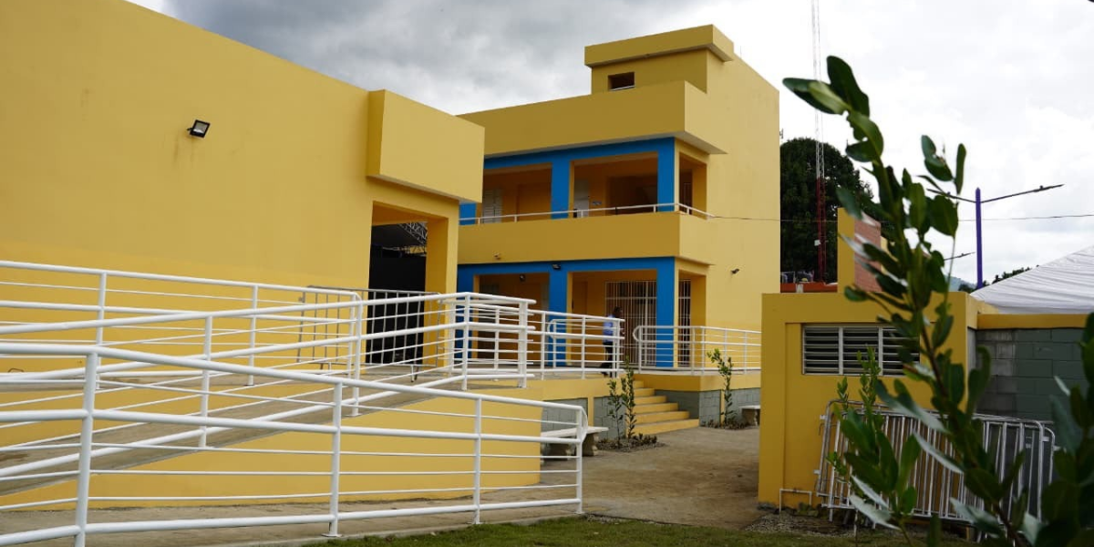  imagen Estudiantes en las nueva escuela en El Naranjal 