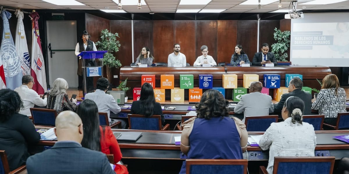  imagen Colaboradores del Minerd participando de la jornada "Hablemos de Derechos Humanos". 