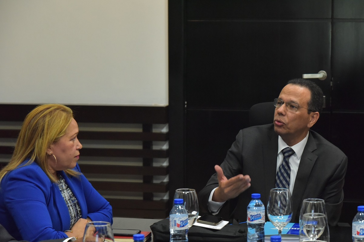  imagen A la reuni&oacute;n asistieron, adem&aacute;s, Julio Casta&ntilde;os y Odile Camilo, rector y vicerrectora acad&eacute;mica, respectivamente de UNIBE, en tanto que de parte del MINERD participaron el viceministro V&iacute;ctor S&aacute;nchez, de Planificaci&oacute;n y Desarrollo; Jos&eacute; Remigio Garc&iacute;a, director de Curr&iacute;culo; Sheila Valera, directora de Planes, Programas y Proyectos, y Barbarita Herrera, de la Direcci&oacute;n General del nivel Primario, entre otros funcionarios.
&nbsp;
&nbsp; 