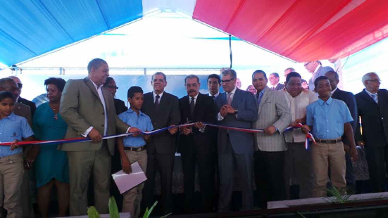  imagen Presidente Medina entrega tres escuelas en Azua 