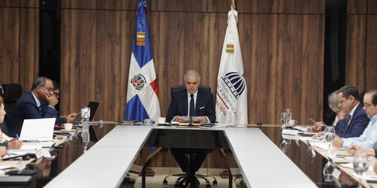  imagen El ministro de Educaci&oacute;n, Luis Miguel De Camps junto al Consejo Nacional de Educaci&oacute;n (CNE). 