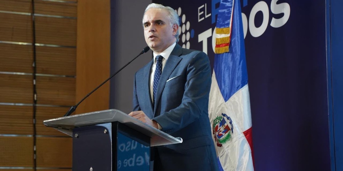  imagen Ministro de educacion y docentes interacutando con estudiantes. 