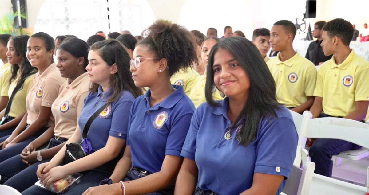 imagen El presidente de la República Dominicana, Luis Abinader, inauguró Liceo Yvelisse Prats Ramírez y un edificio para servicios estudiantiles en el Instituto Politécnico Loyola, en San Cristóbal. 