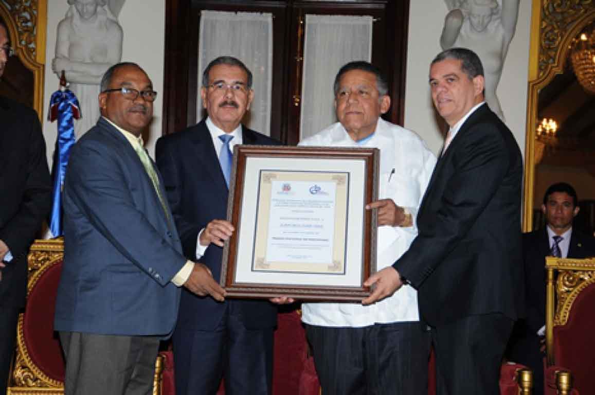  imagen Presidente Medina entrega a Juan Bolívar Díaz el Premio Nacional de Periodismo 2014 