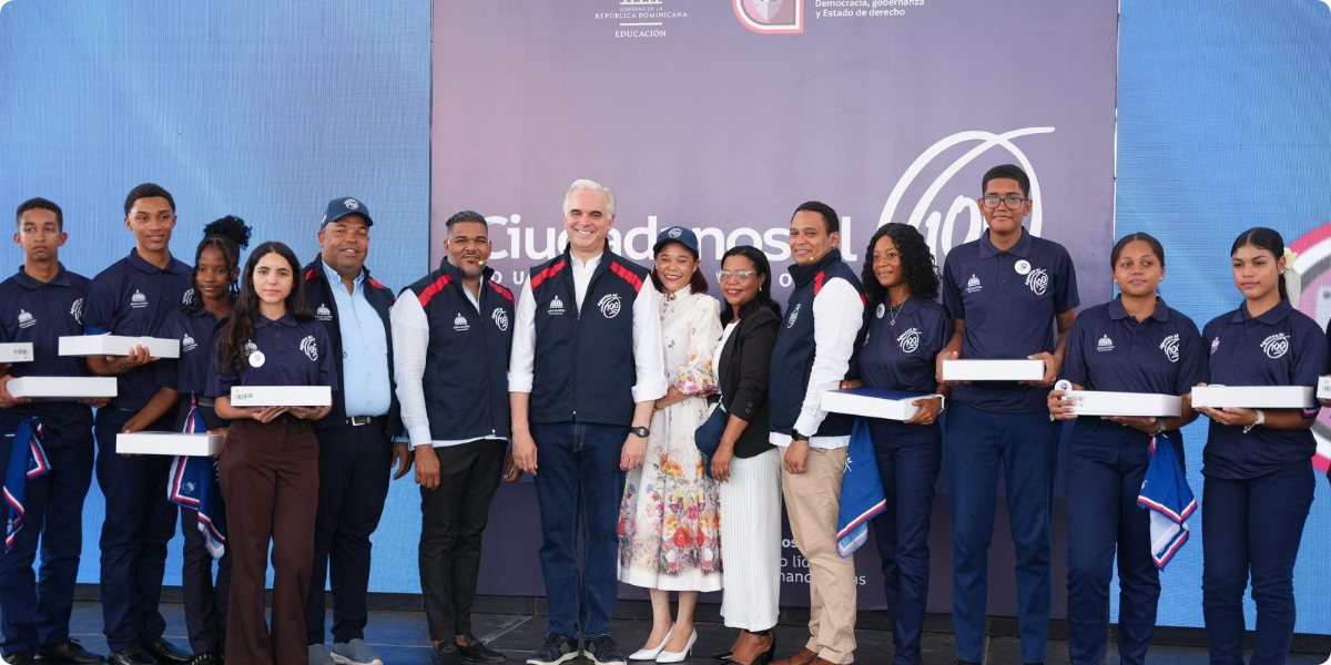  imagen Ministro Luis Miguel De Camps, con estudiantes del voluntariado Agentes al 100 