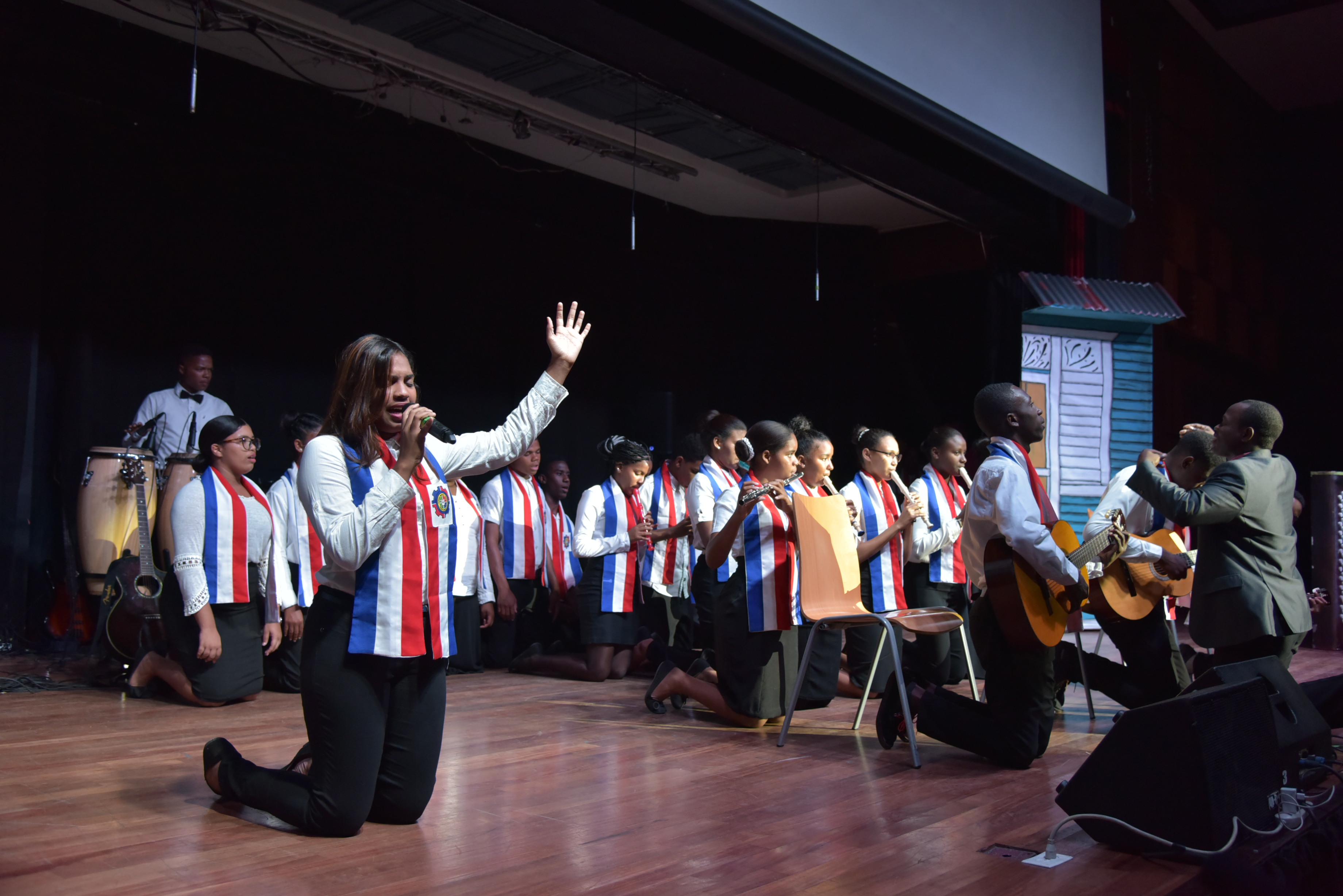 imagen Estudiantes en escenario presentando apertura de la Quinta Gala Modalidad en Artes 