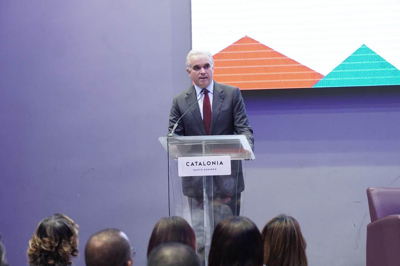  imagen Ministro de educaci&oacute;n,&nbsp;Luis Miguel De Camps, durante su alocuci&oacute;n. 