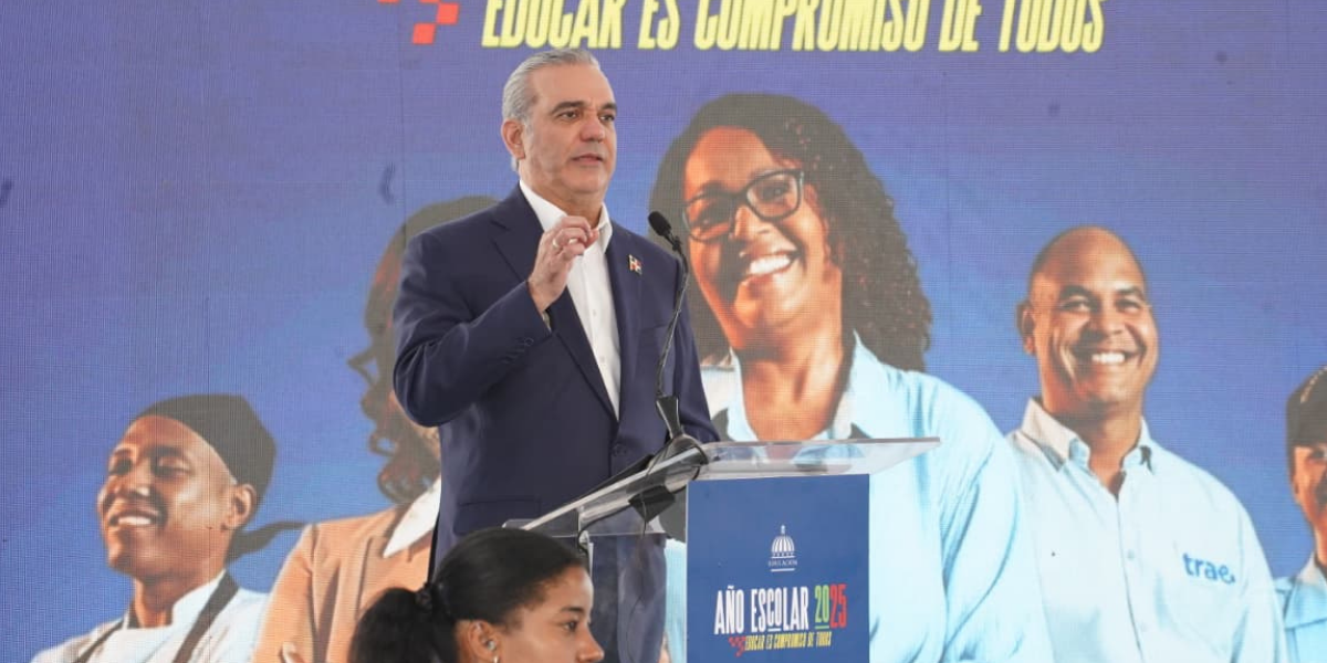  imagen Ministro De Camps, habla a los presentes en el acto. 