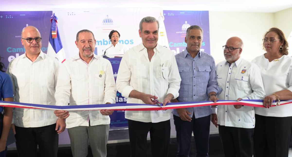  imagen El presidente de la República Dominicana, Luis Abinader, inauguró Liceo Yvelisse Prats Ramírez y un edificio para servicios estudiantiles en el Instituto Politécnico Loyola, en San Cristóbal. 