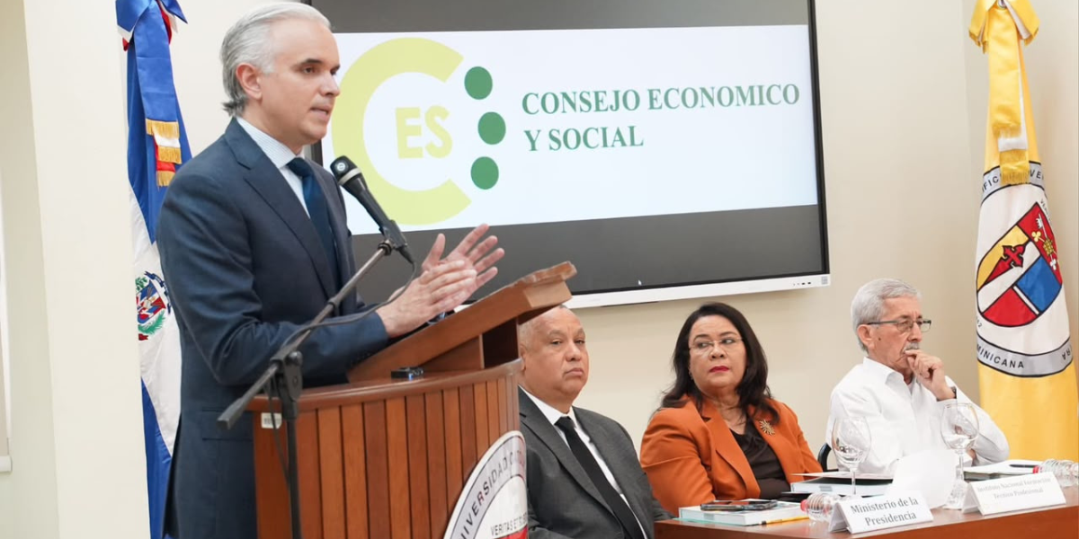  imagen Ministro de Educaci&oacute;n, Luis Miguel De Camps, participando en la asamblea del Pacto Nacional para la Reforma Educativa. 