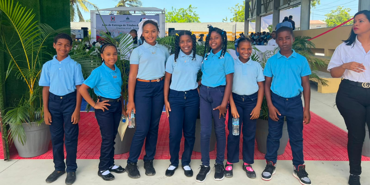  imagen Vicepresidenta de la Rep&uacute;blica, Raquel Pe&ntilde;a, junto a estudiantes en la inauguraci&oacute;n del techado de la cancha de la Escuela Javier Antonio Castillo P&eacute;rez, en la comunidad de Pueblo Viejo, Azua. 